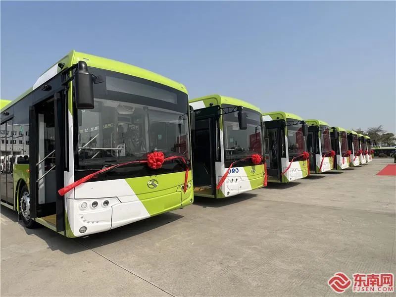中国首次向乌出口18米BRT公交车